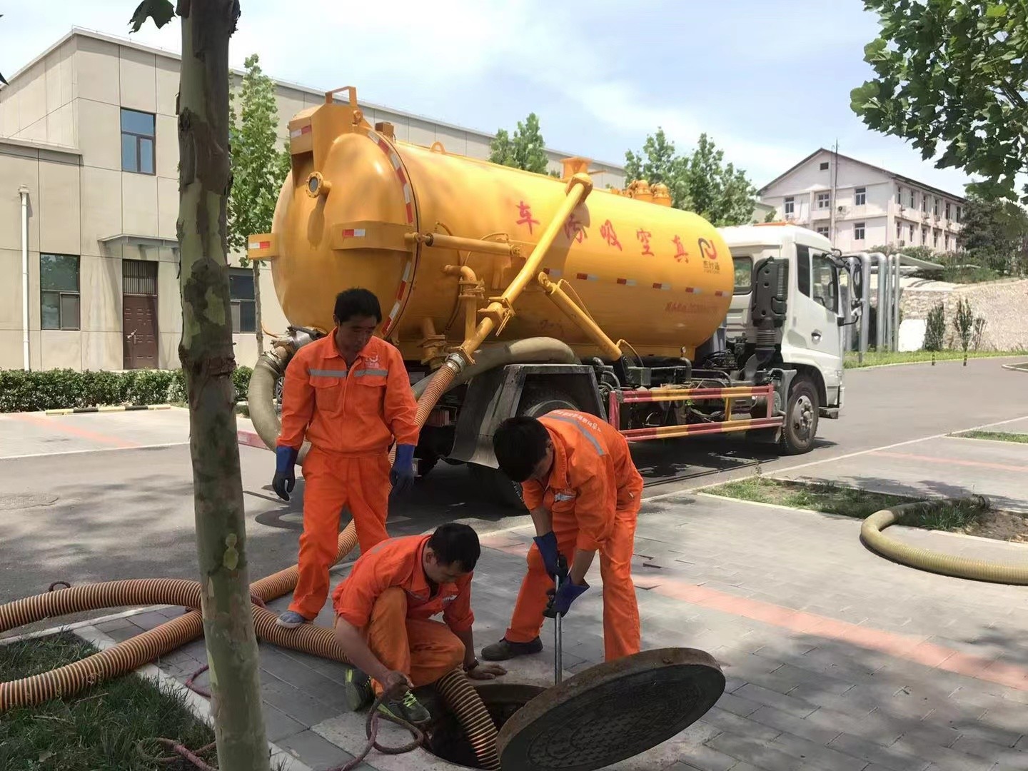 昆明管道疏通车停在窨井附近