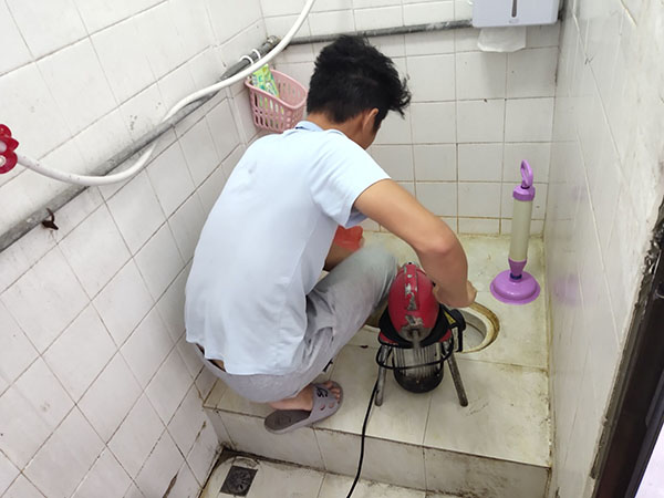昆明管道堵塞冒臭气 专业师傅现场解决问题