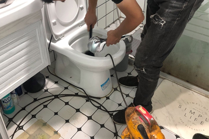 昆明马桶堵塞自己疏通还是找师傅?专业上门服务让你省时更省心